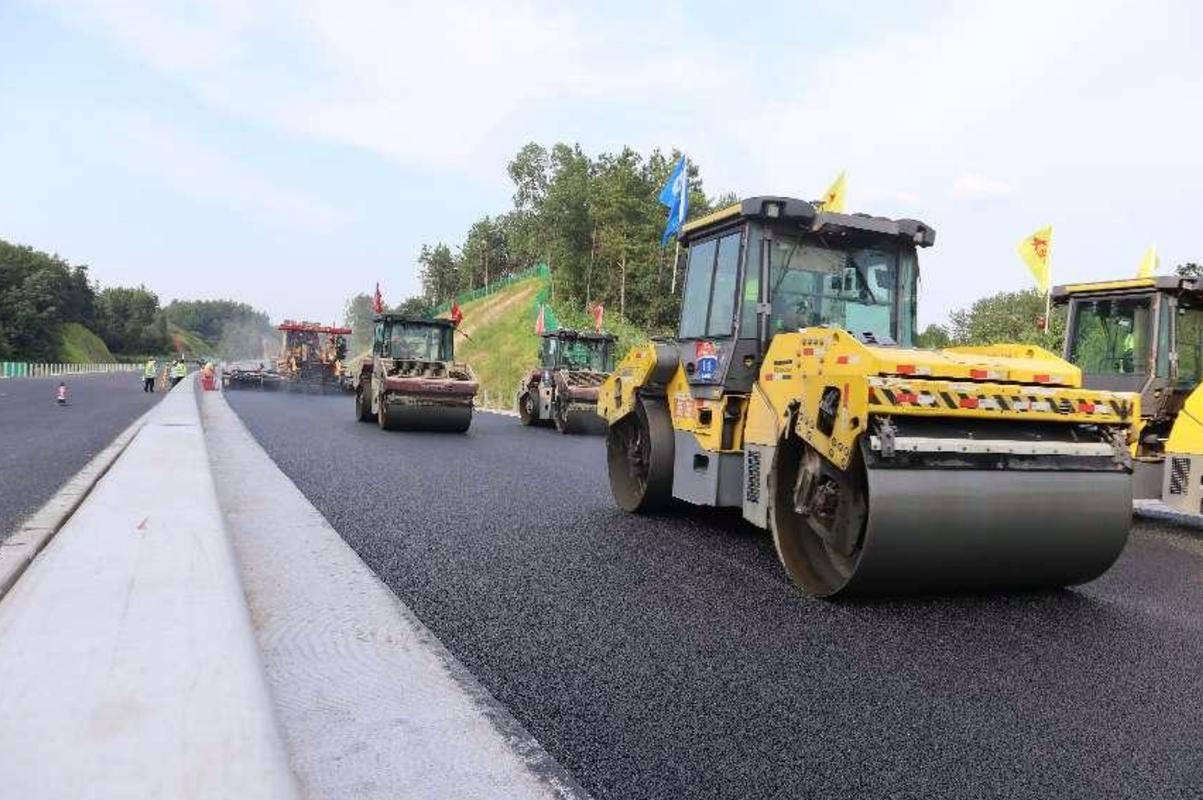 平益高速路面工程進入最后工序，全面沖刺年底通車目標(biāo)