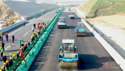 無(wú)人路面機(jī)群攤鋪 黑科技‘保山出道’，賦能路橋附屬工程建筑勞務(wù)分包新生態(tài)